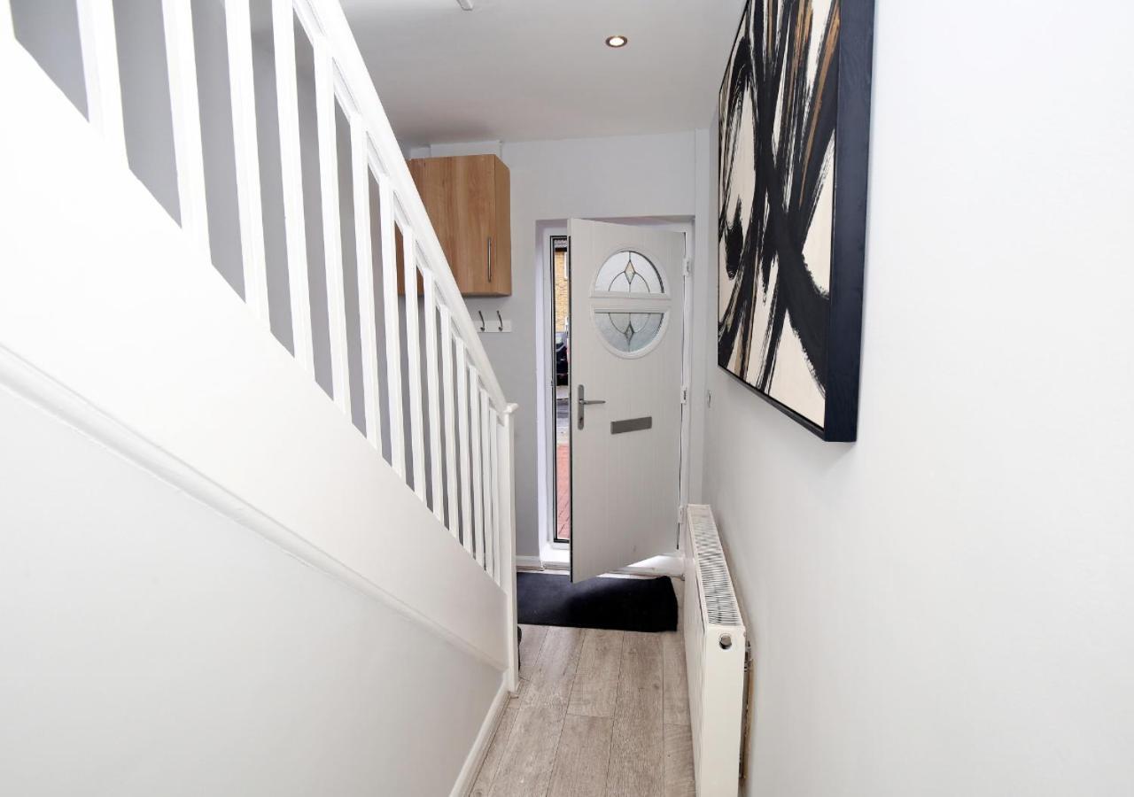 3-bed House With Parking Near O2 *