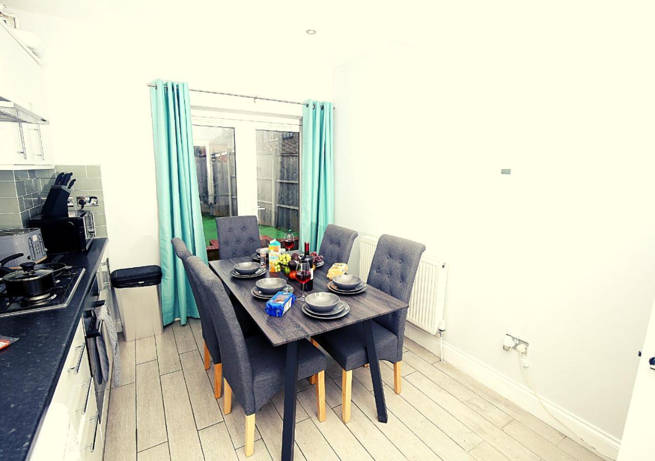 3-bed House With Parking Near O2 *